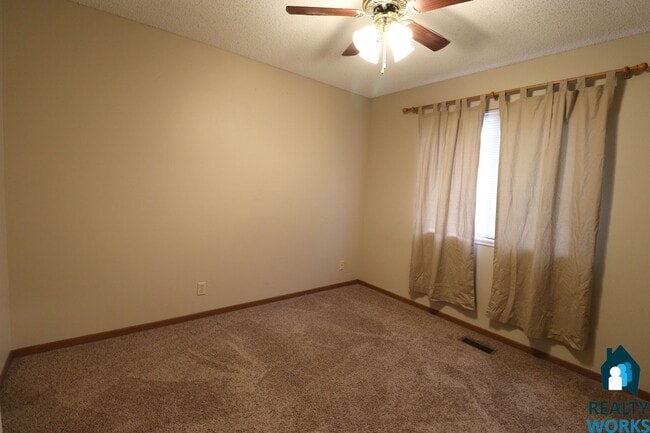 Building Photo - Lovely 3 bed Townhome!