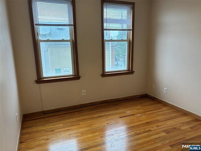 Building Photo - 121-123-123 Ridge Rd