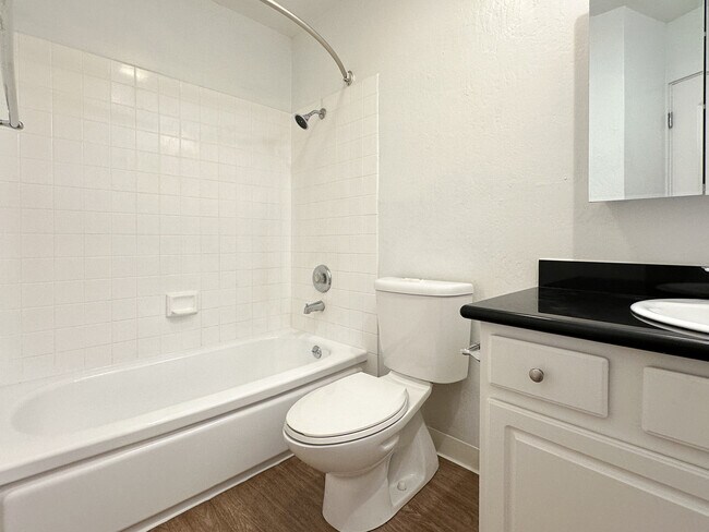 Building Photo - 1829 Lincoln Ave