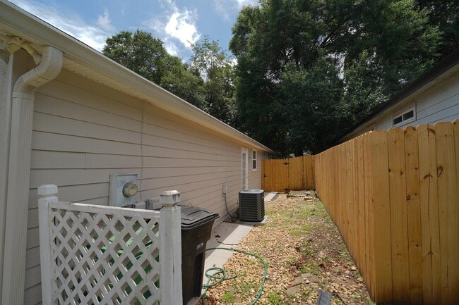 Building Photo - 2029 Ascot Way