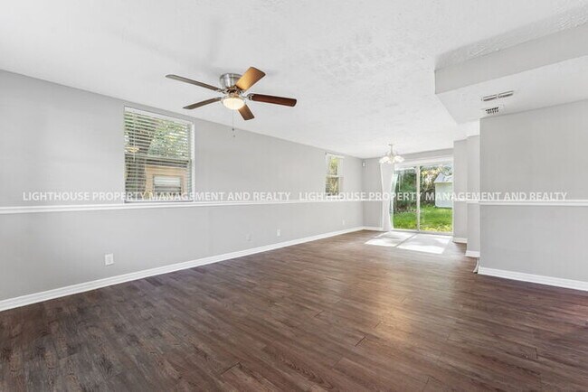 Building Photo - Spacious 3 Bed/1 Bath Home with Fenced Yar...