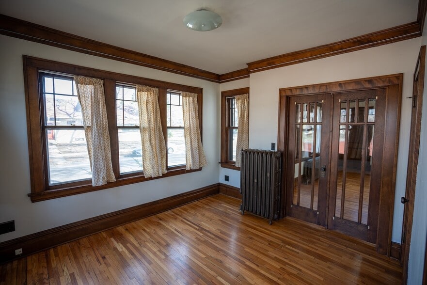 Building Photo - 707 W 44th St