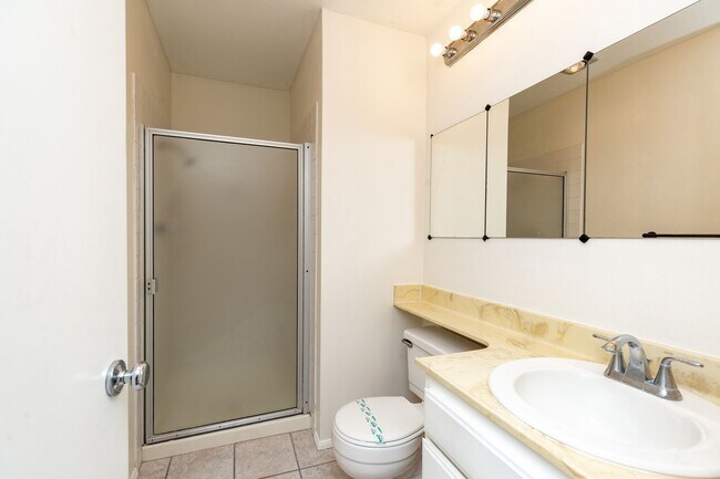 Building Photo - *** MUST SEE 2/2.5 TOWNHOME WITH TWO CAR G...