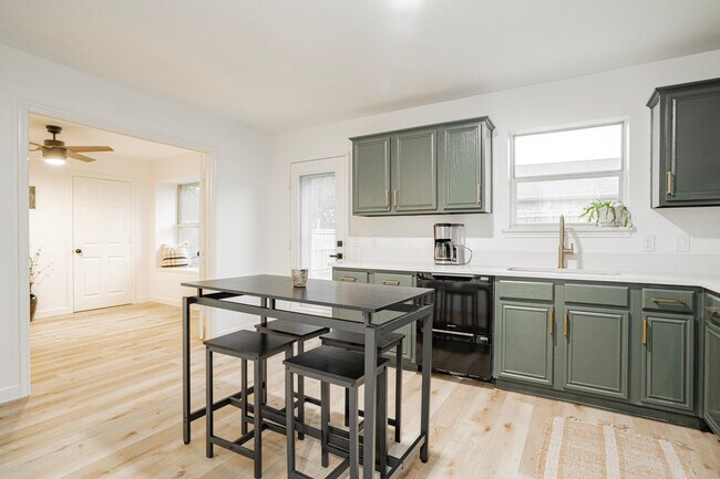 Building Photo - 323 Celia Cir