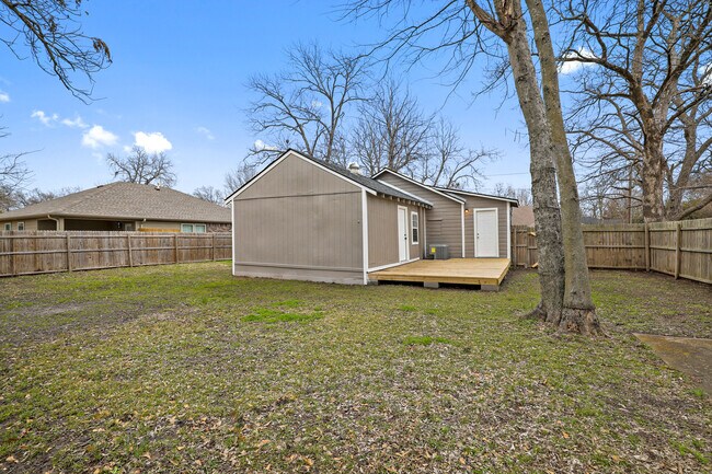 Building Photo - 1009 Oak St
