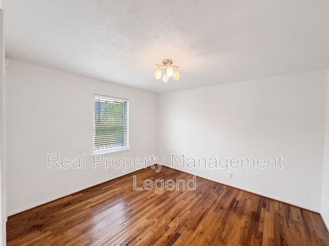 Building Photo - 4944 N Hall St