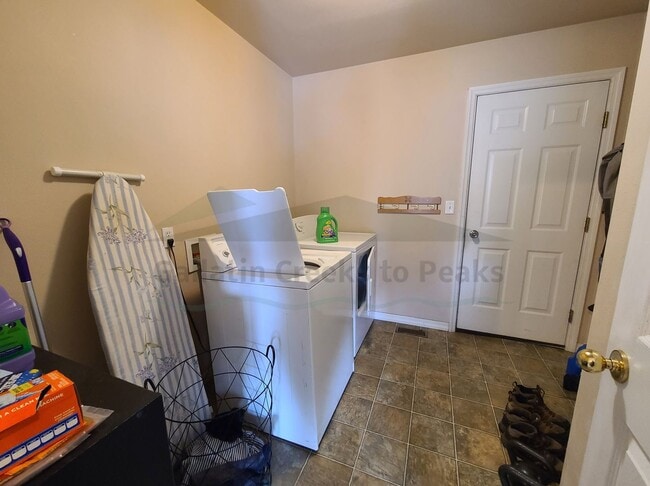 Building Photo - 3 Bedroom 2 Bathroom Home