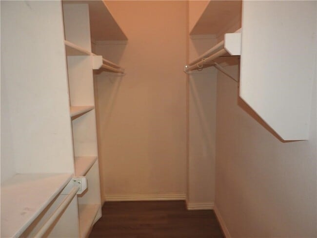 Building Photo - 2204 W Sunset Dr