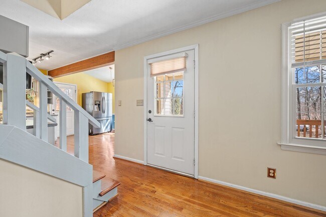 Building Photo - 3 Bedroom House in Forest