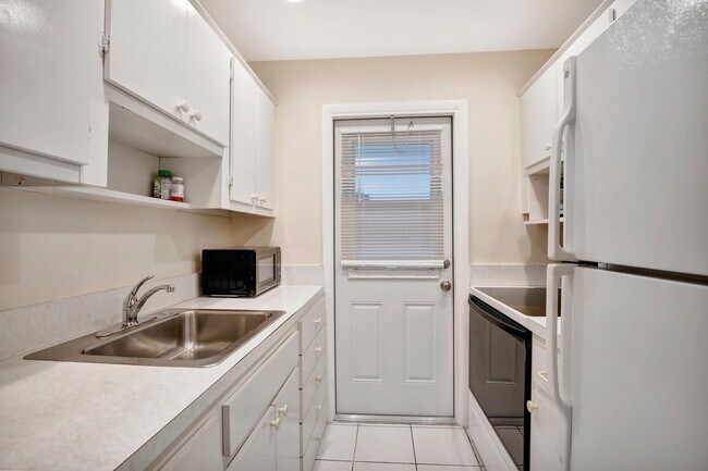Building Photo - 2650 W Golf Blvd