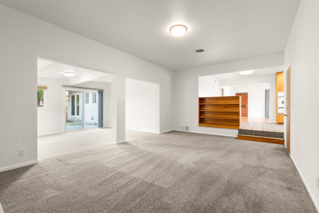 Building Photo - 5651 N Bryn Mawr St