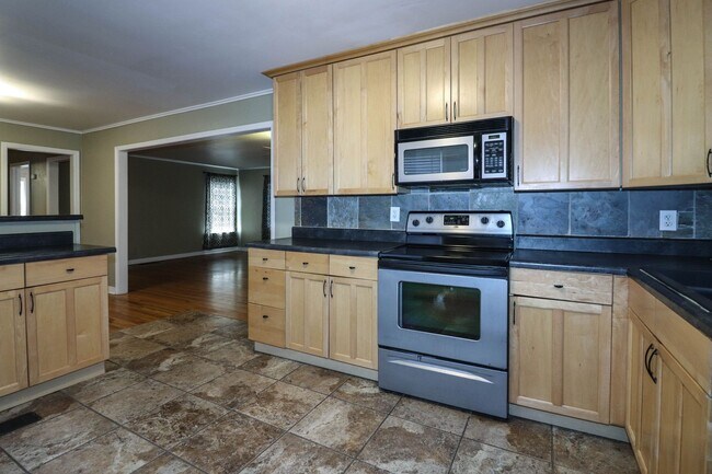 Building Photo - Cozy Bungalow in Brookside area, close to shopping for grocery, coffee shops, restaurants and muc...