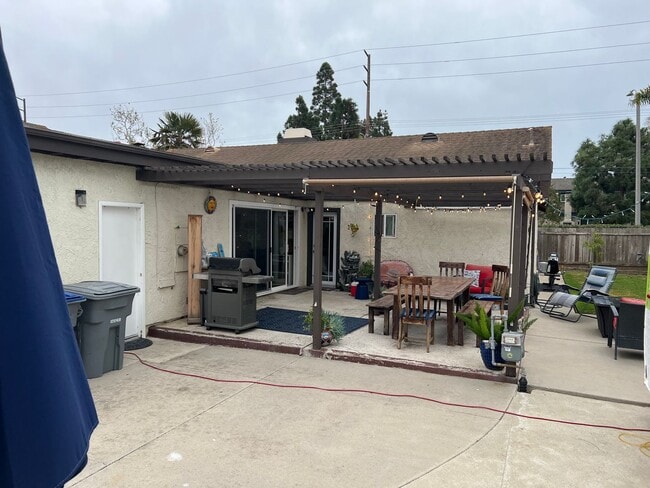 Building Photo - Gorgeous Single Story Home