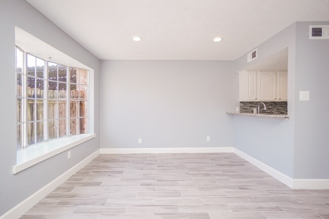 Building Photo - 2515 Oak Hill Dr