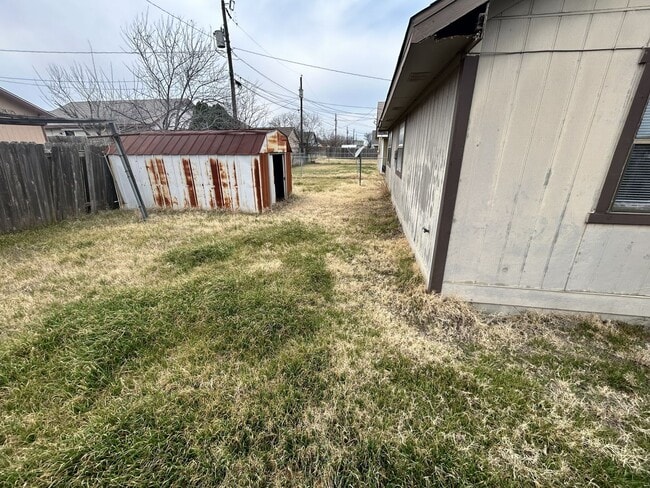 Building Photo - 2218 Hilltop Loop