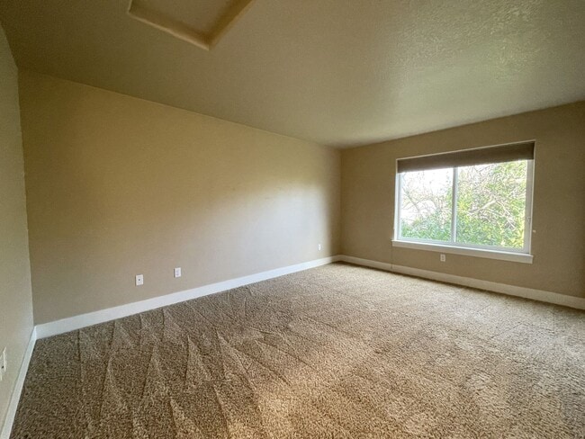 Building Photo - Fantastic South Tabor Home with Attached Garage, Washer/Dryer, A/C