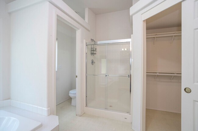 Building Photo - 3-Bedroom Gig Harbor Retreat with Private Setting and Modern Comforts