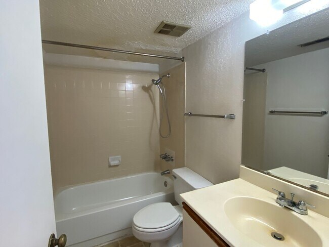 Building Photo - 1600 Park Cir