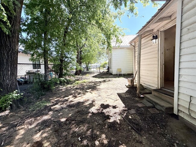 Building Photo - 817 Hargrove St