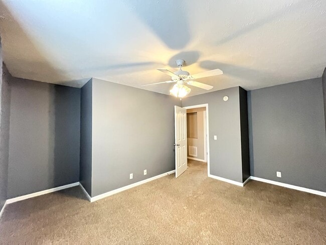 Building Photo - INDIAN PARK END UNIT TOWNHOME!