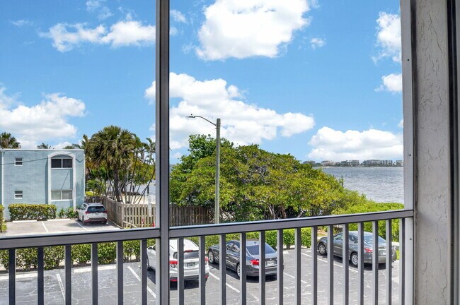 Building Photo - 1502 S Lakeside Dr