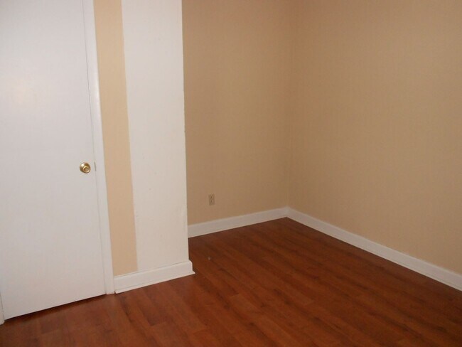Building Photo - Cozy 2 Bedroom Apartment - Walk to UGA Cam...