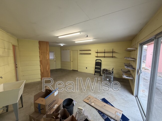 Building Photo - 710 NW Midland Ave