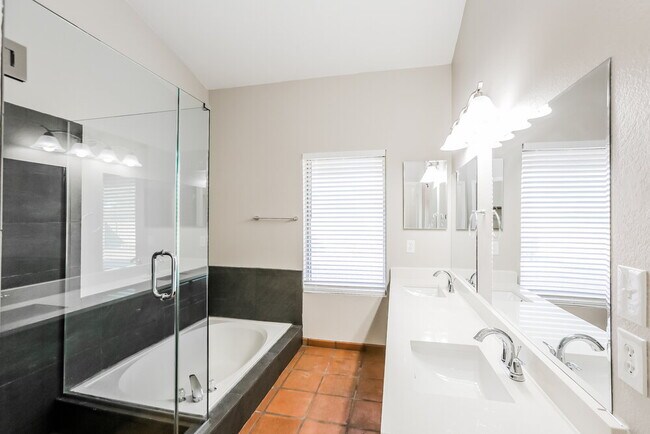 Building Photo - 3616 N Copenhagen Dr