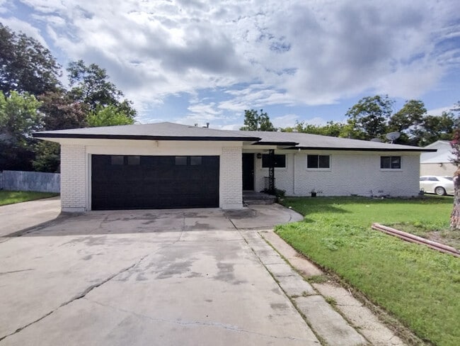 Building Photo - 1206 Pine Dr