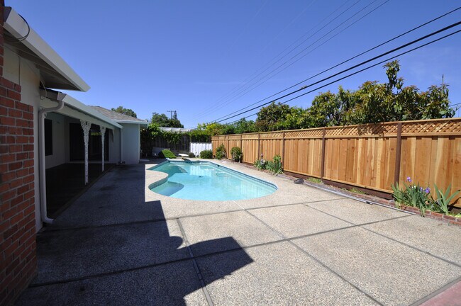 Building Photo - Willow Glen Home