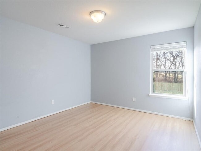 Building Photo - 904 SW Green World St