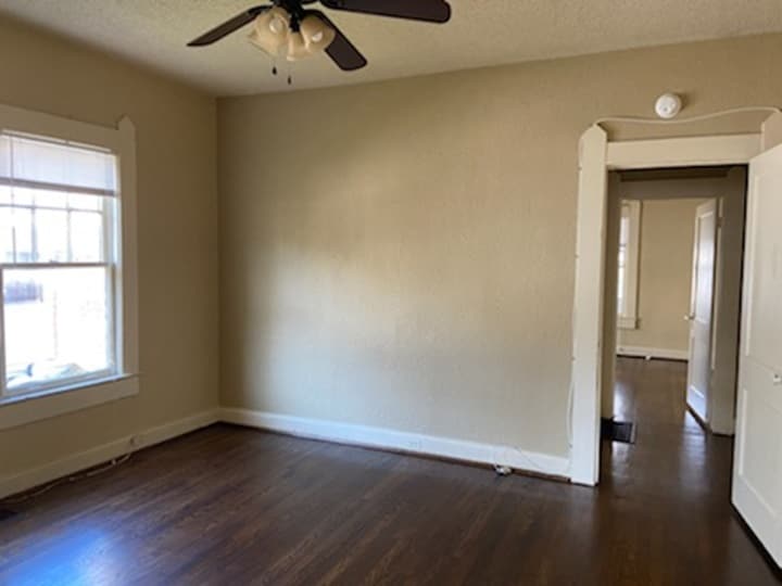 Building Photo - 617 10th Ct S