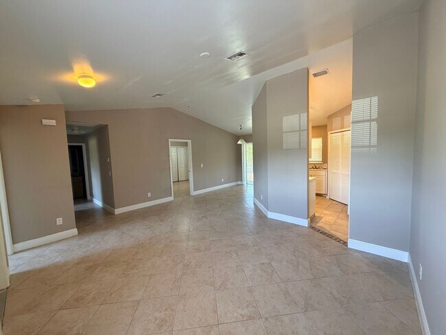 Building Photo - 3 Bedroom 2 Bath Duplex