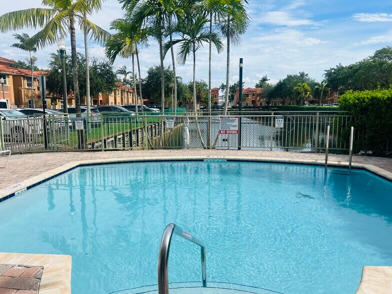 Building Photo - 4950 White Mangrove Way E