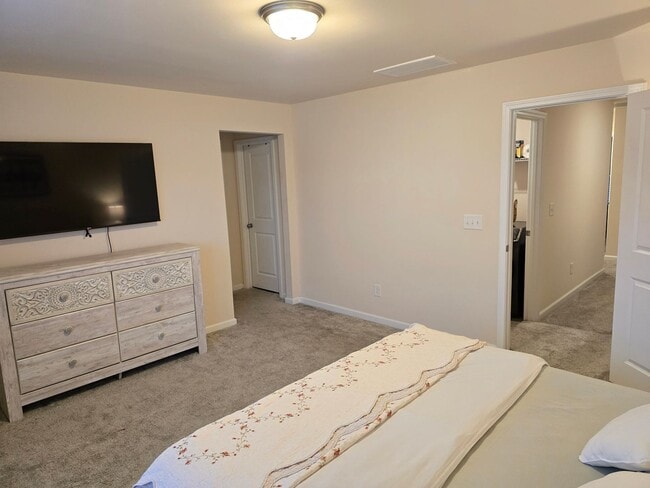 Building Photo - Spacious 3-Bed / 2.5-Bath Townhome near RTP! FREE TV & INTERNET! Reverse Osmosis Purification Sys...