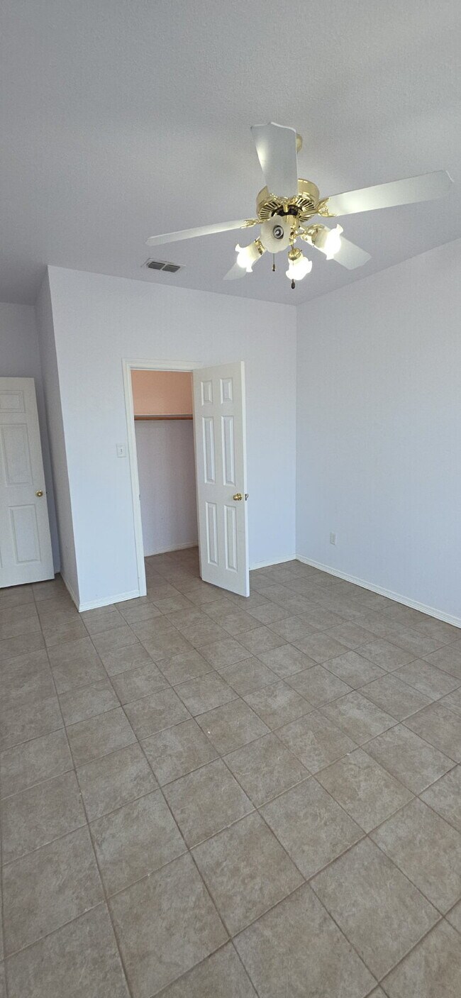 Building Photo - Large 4 Bedroom in Kennedale ISD