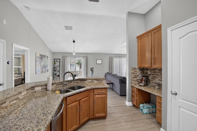 Building Photo - 6746 Breezy Palm Dr