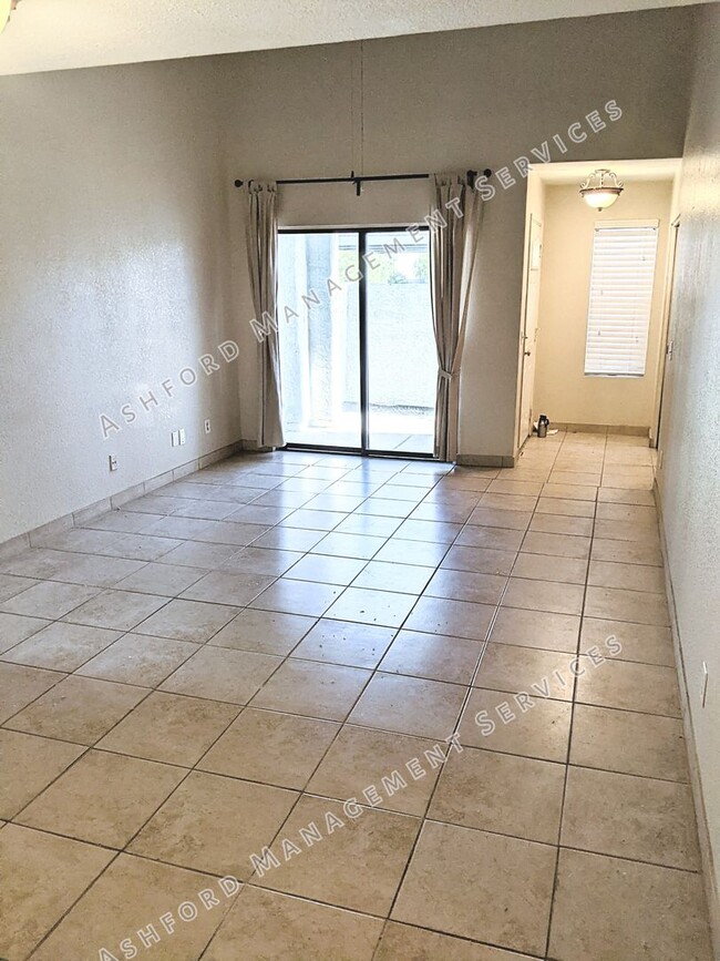 Building Photo - COMING SOON! 3 BEDROOM 3 BATH END UNIT TOW...