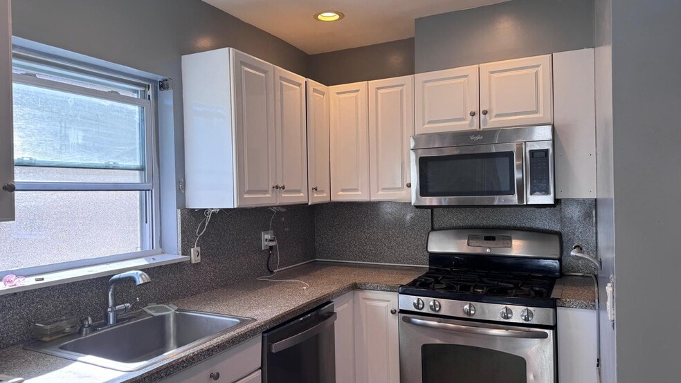 Building Photo - 330 S Broadway