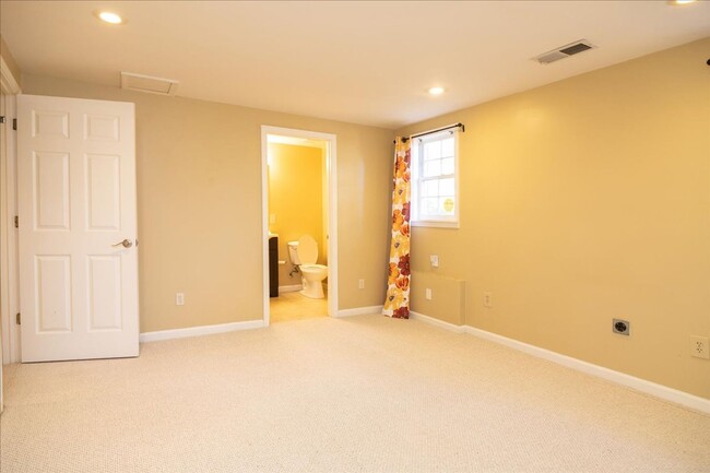 Building Photo - Spacious 4/3.5 in Highly Sought-After Buck...