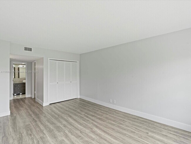 Building Photo - 3150 N Palm Aire Dr