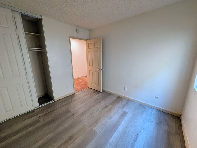 Building Photo - Bright and Charming 3 Bedroom 2 Bath Condo with Patio and A/C!