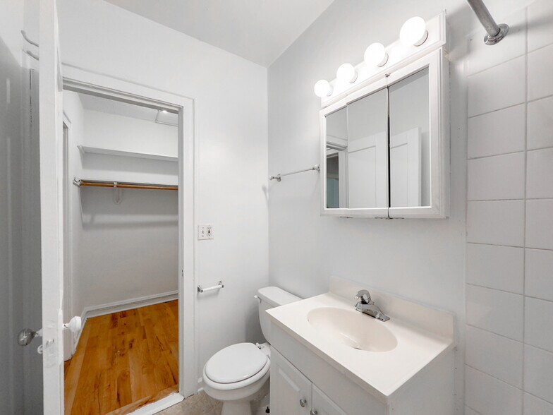 Building Photo - 545 W Wellington Ave