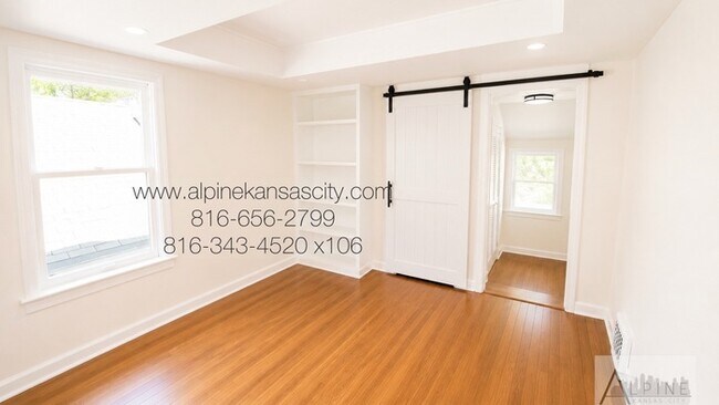 Building Photo - Spacious Home in Oak Park SW