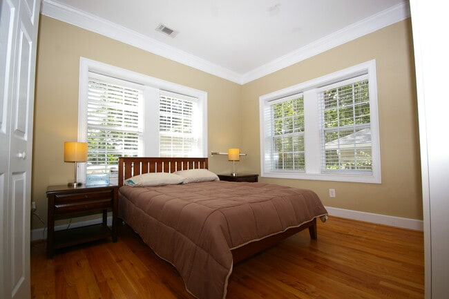 Building Photo - 865 Virginia Cir NE