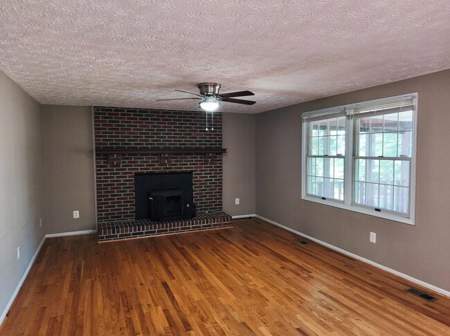 Building Photo - Inviting Townhome in Sterling with Spaciou...