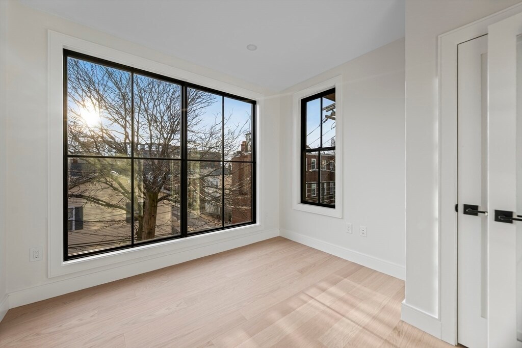 Building Photo - 224 W 9th St