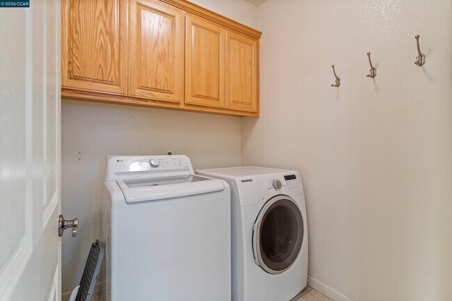 Building Photo - 350 Caroni St