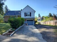 Building Photo - Spacious South Hill Home