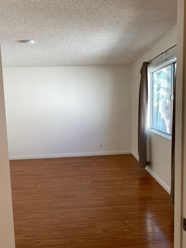 Building Photo - Bright, comfortable, and spacious one bedroom Condominium